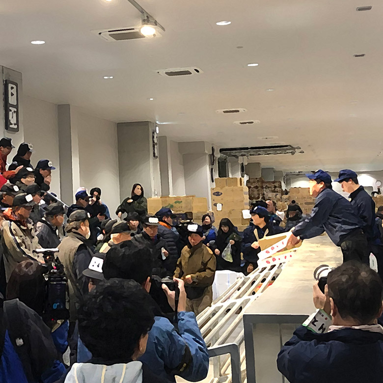旬のフルーツが毎日入荷し競りにかけられます