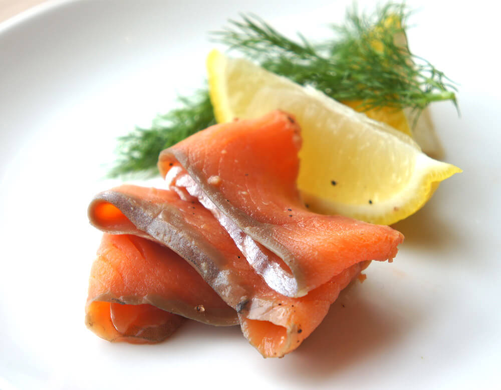 冷燻で作り上げたお刺身のようなスモークサーモン 豊洲市場ドットコム