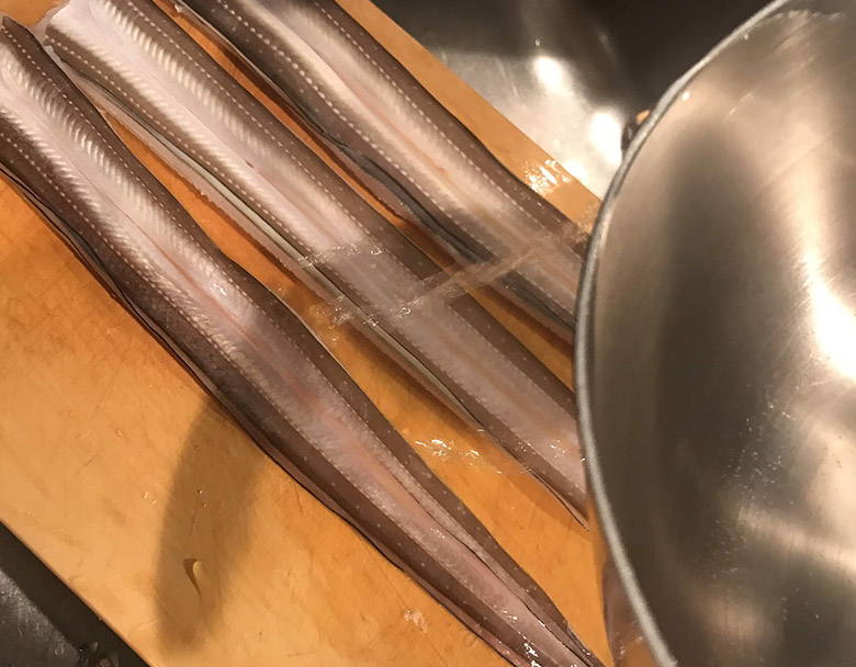 ③更に皮にお湯をかけて洗う