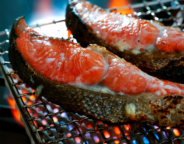 紅鮭』 ロシア産 姿1尾 切り身6分割パック（中辛：塩分約3%） 約1.6kg 化粧箱 ※冷凍｜豊洲市場ドットコム