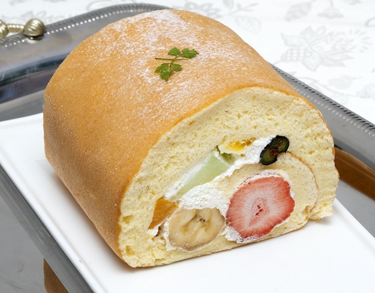 フルーツのウメダ選べる Aフルーツロールケーキ シャインマスカットロールケーキ 1 2本ずつ 各直径9cmx長さ約8cm 冷蔵 豊洲市場ドットコム